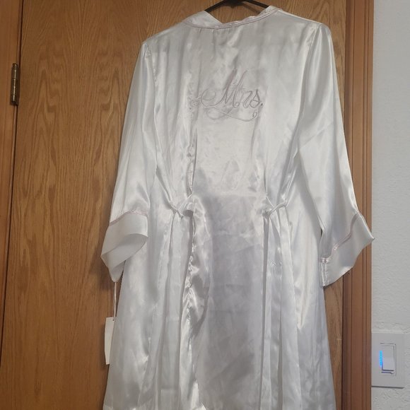 Mrs. Bridal Robe - Picture 3 of 3